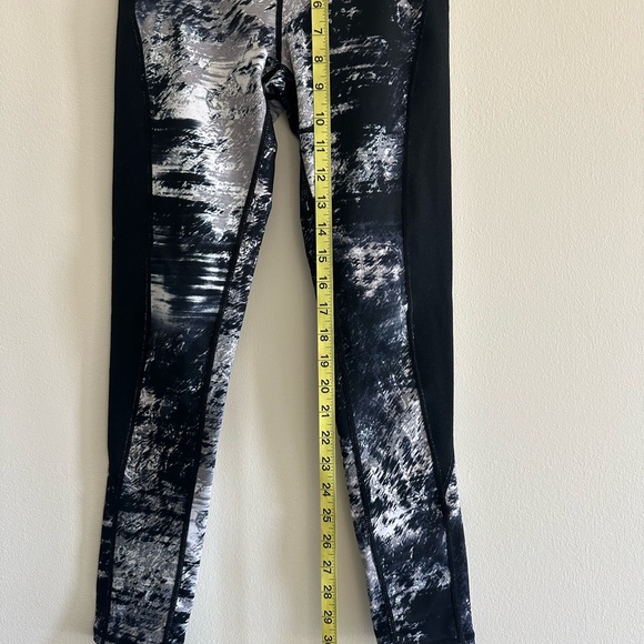 Zella kids size 10/12 Black and White Patterned Leggings - Picture 3 of 4